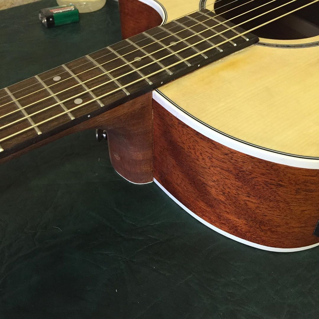 Владислав Мазанов шесть лет назад начал редкий для Владимира бизнес - ремонт и изготовление гитар на заказ