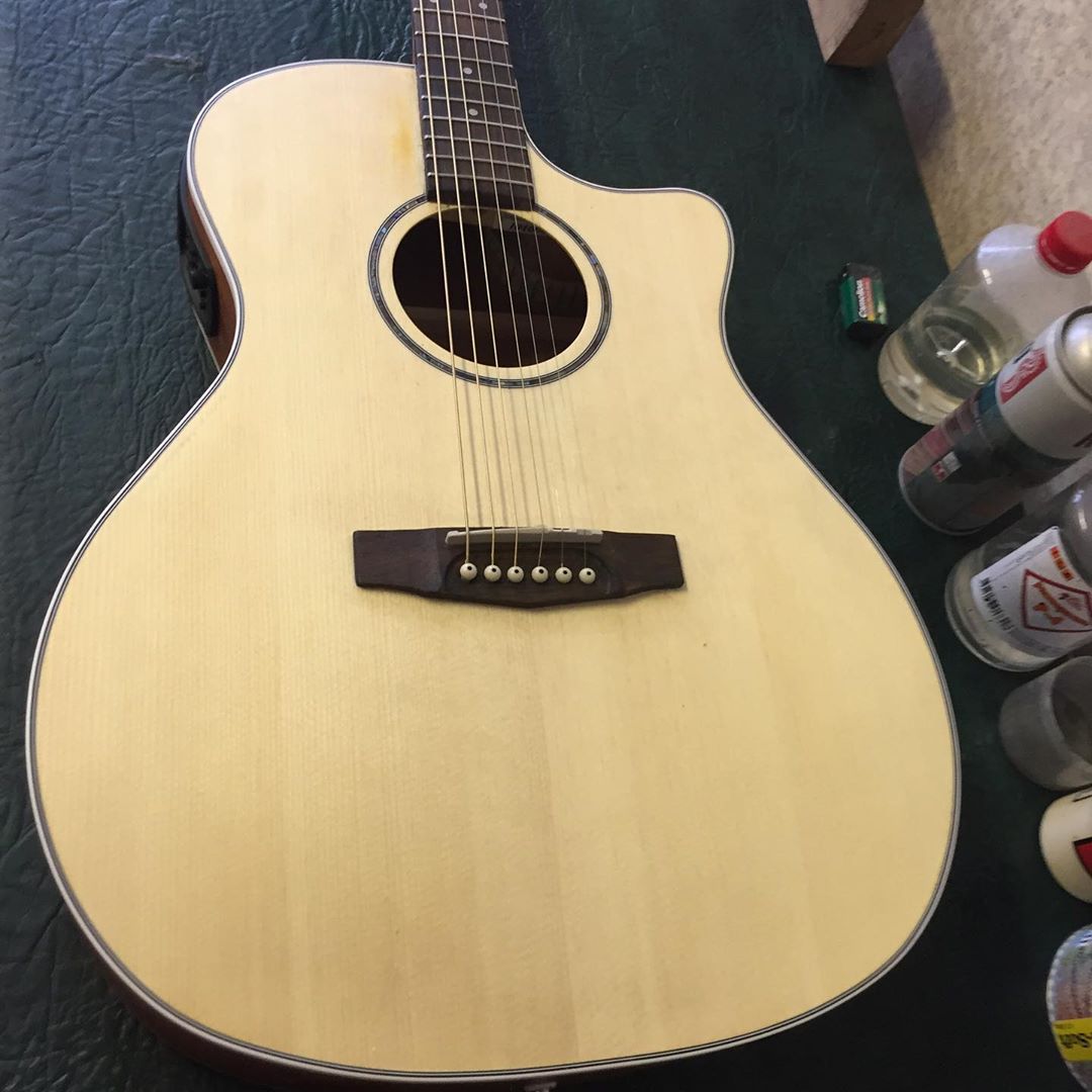 Владислав Мазанов шесть лет назад начал редкий для Владимира бизнес - ремонт и изготовление гитар на заказ