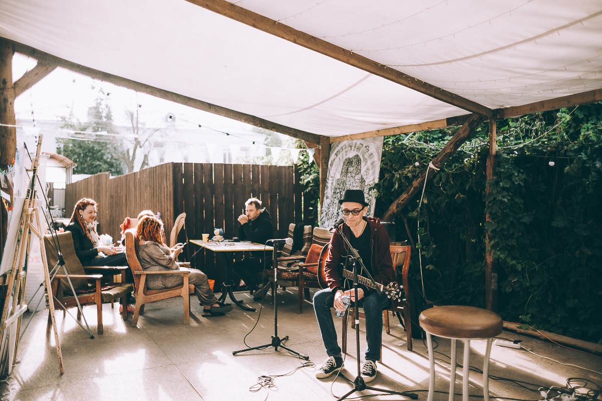 В «РестоДворе» состоялся фестиваль «Искусство в защиту природы», на котором собирали деньги в помощь бездомным животным