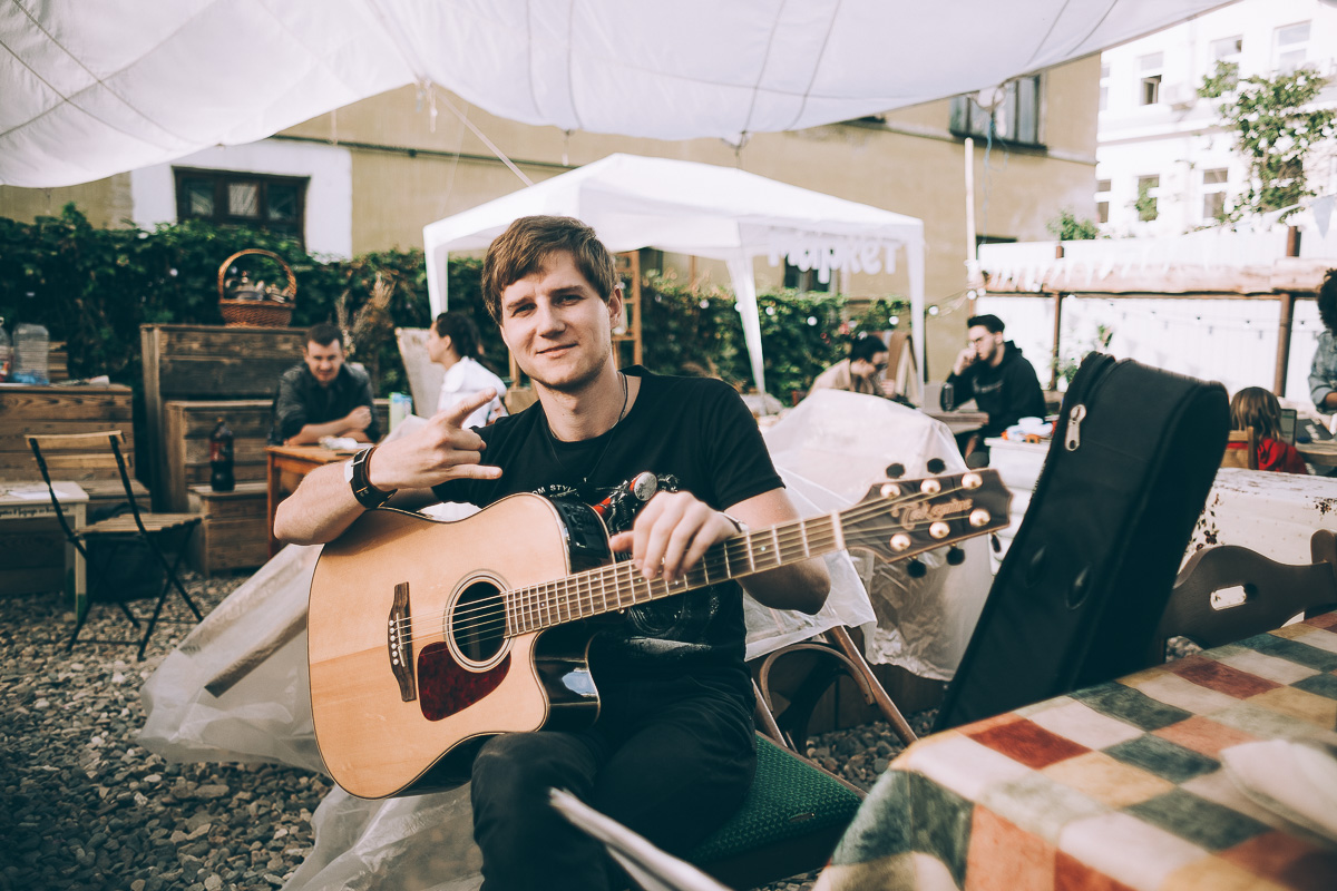 В «РестоДворе» состоялся фестиваль «Искусство в защиту природы», на котором собирали деньги в помощь бездомным животным