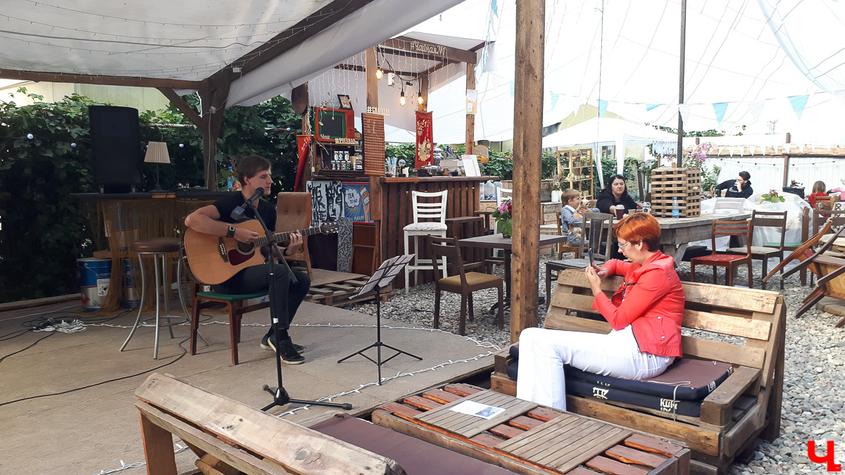 В «РестоДворе» состоялся фестиваль «Искусство в защиту природы», на котором собирали деньги в помощь бездомным животным