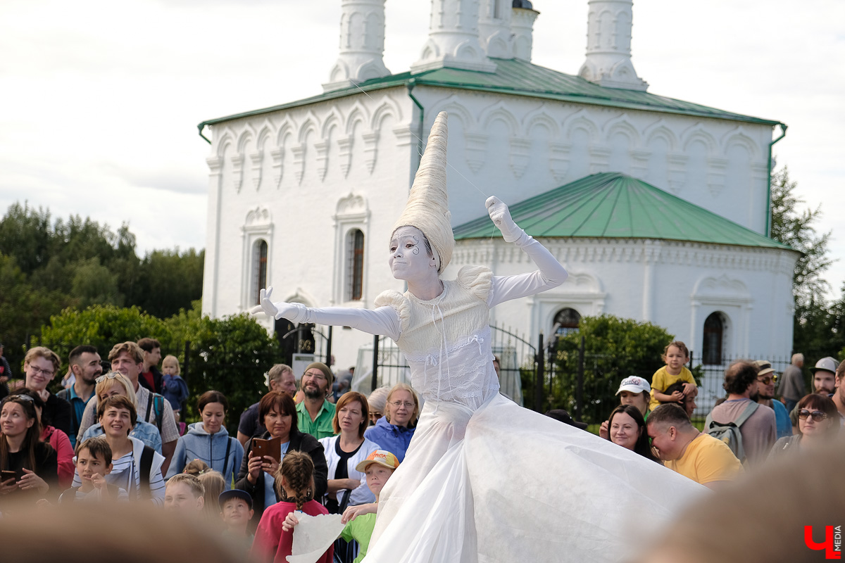 Театралы со всей страны приехали в Суздаль на фестиваль. Целый день они выступали перед зрителями, а вечером устроили карнавальное шествие