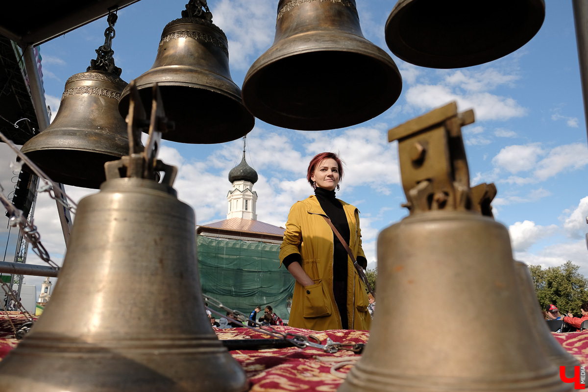 Театралы со всей страны приехали в Суздаль на фестиваль. Целый день они выступали перед зрителями, а вечером устроили карнавальное шествие