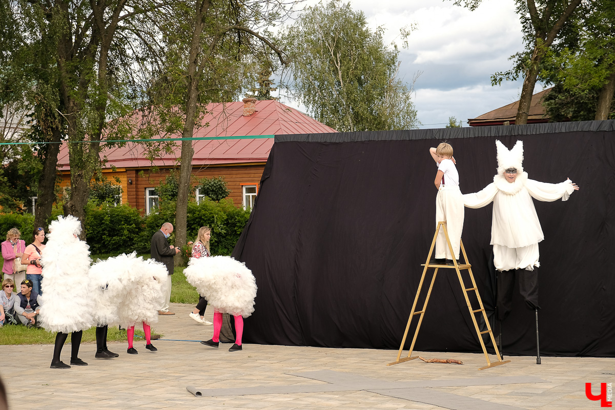 Театралы со всей страны приехали в Суздаль на фестиваль. Целый день они выступали перед зрителями, а вечером устроили карнавальное шествие
