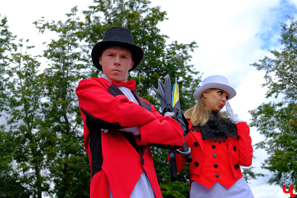 Театралы со всей страны приехали в Суздаль на фестиваль. Целый день они выступали перед зрителями, а вечером устроили карнавальное шествие