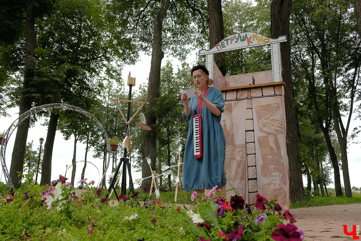Театралы со всей страны приехали в Суздаль на фестиваль. Целый день они выступали перед зрителями, а вечером устроили карнавальное шествие