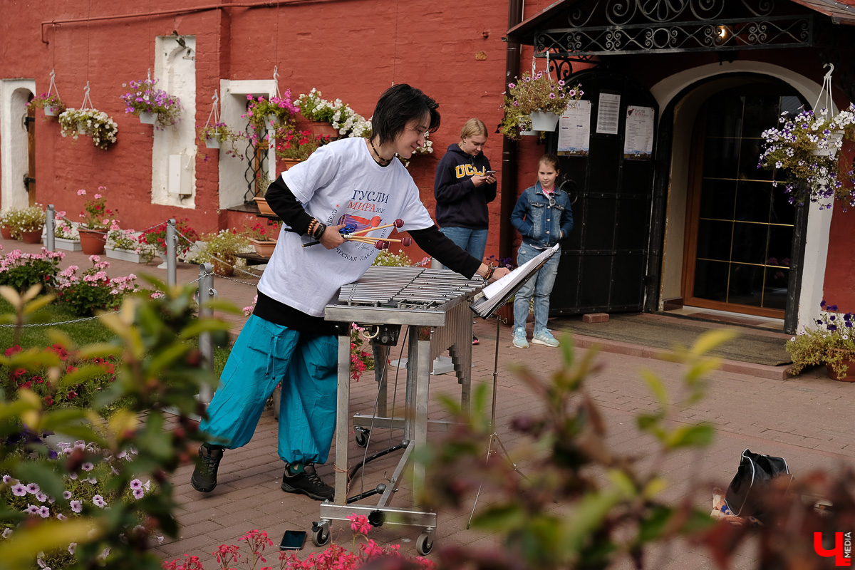 Театралы со всей страны приехали в Суздаль на фестиваль. Целый день они выступали перед зрителями, а вечером устроили карнавальное шествие