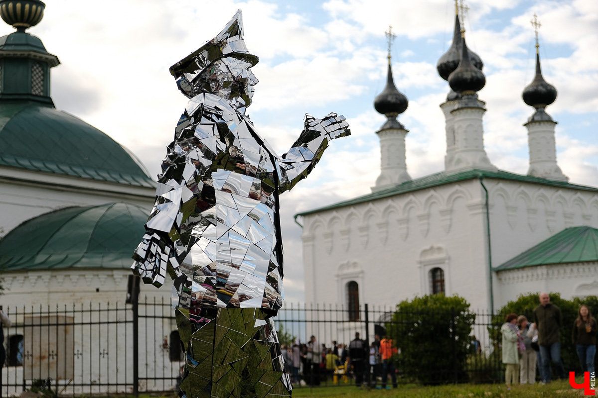Театралы со всей страны приехали в Суздаль на фестиваль. Целый день они выступали перед зрителями, а вечером устроили карнавальное шествие