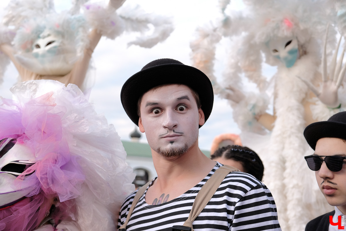 Театралы со всей страны приехали в Суздаль на фестиваль. Целый день они выступали перед зрителями, а вечером устроили карнавальное шествие