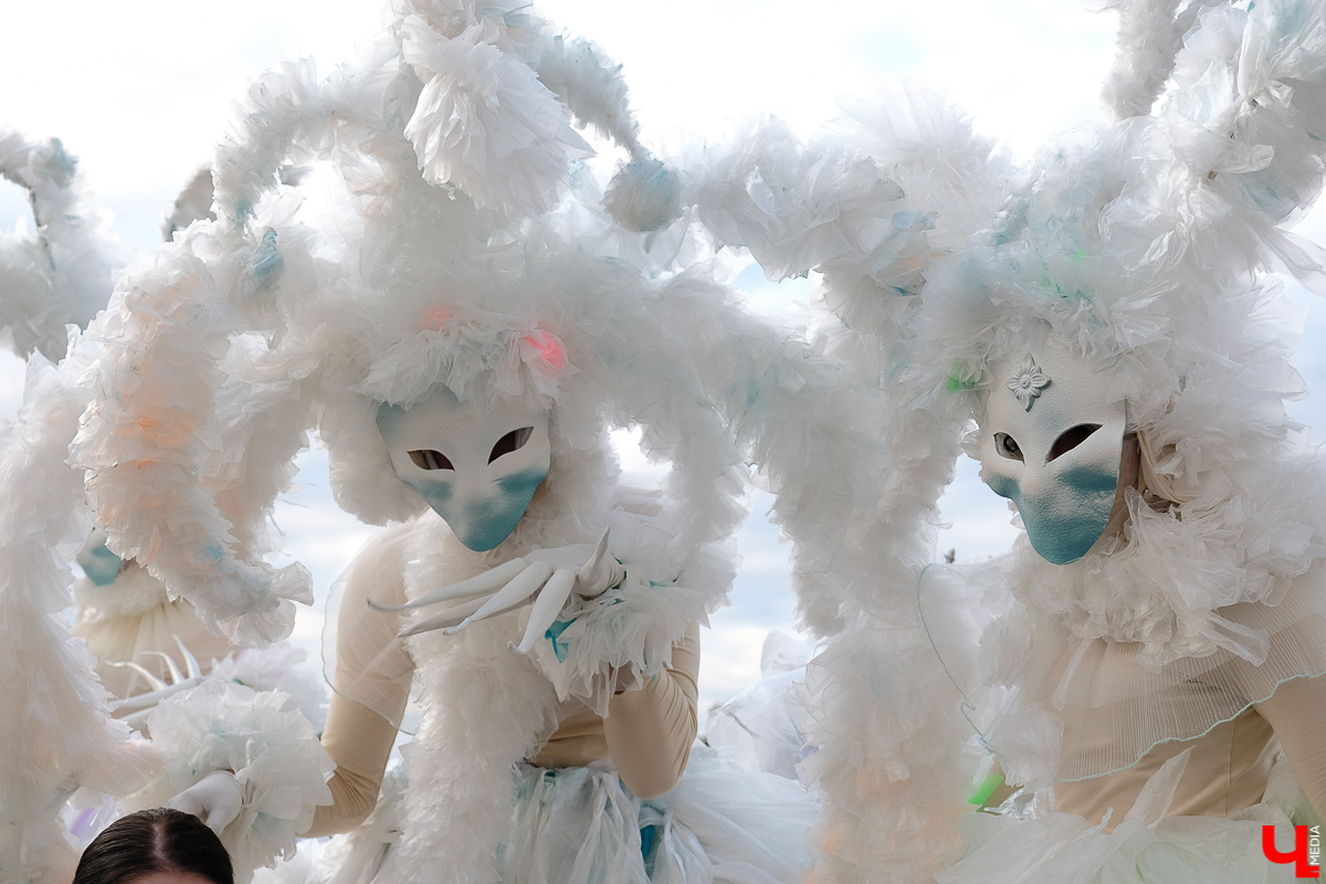 Театралы со всей страны приехали в Суздаль на фестиваль. Целый день они выступали перед зрителями, а вечером устроили карнавальное шествие