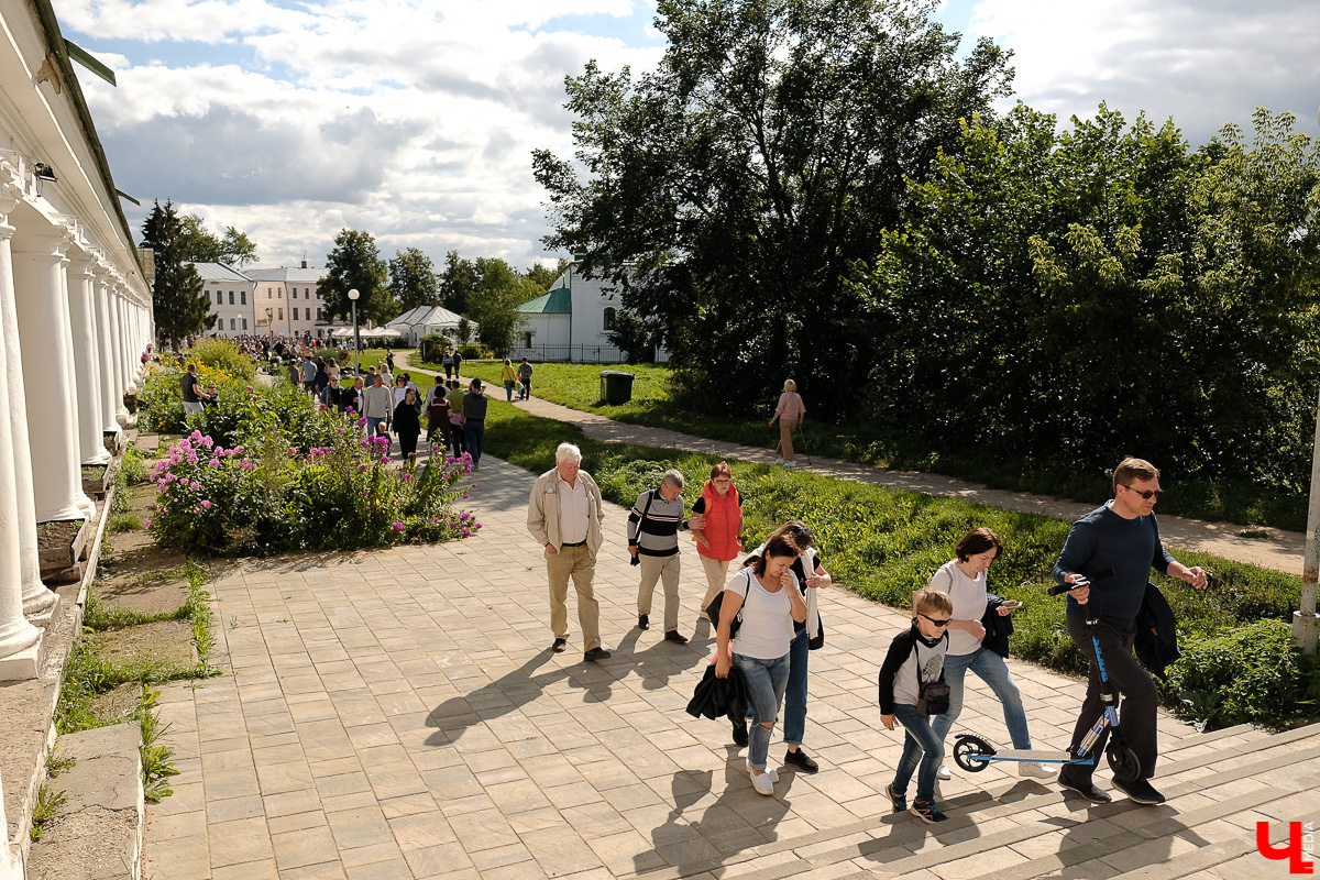 Театралы со всей страны приехали в Суздаль на фестиваль. Целый день они выступали перед зрителями, а вечером устроили карнавальное шествие