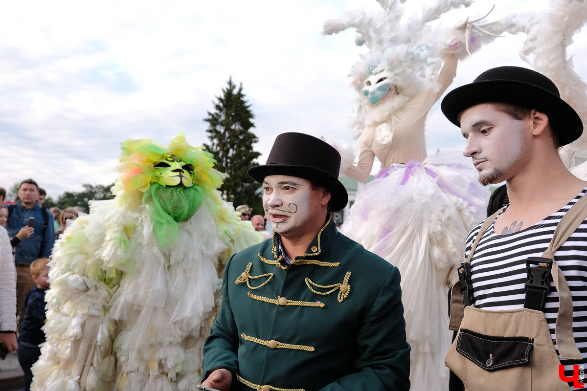 Театралы со всей страны приехали в Суздаль на фестиваль. Целый день они выступали перед зрителями, а вечером устроили карнавальное шествие