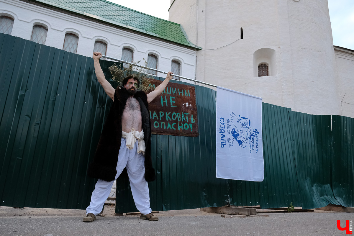 Театралы со всей страны приехали в Суздаль на фестиваль. Целый день они выступали перед зрителями, а вечером устроили карнавальное шествие
