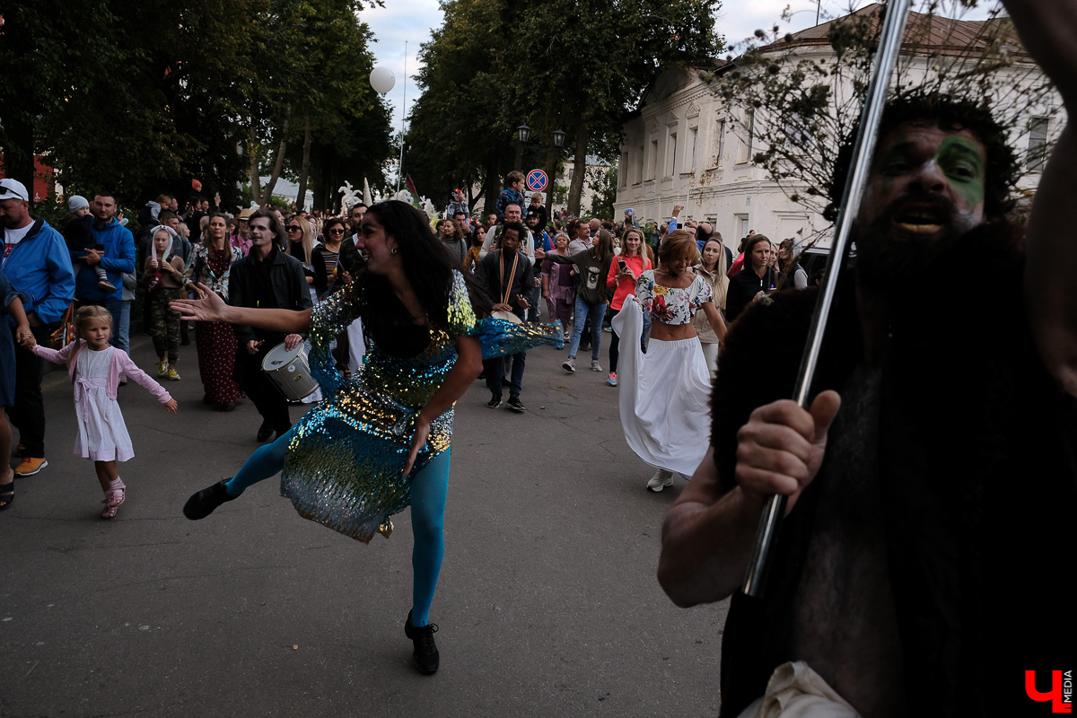 Театралы со всей страны приехали в Суздаль на фестиваль. Целый день они выступали перед зрителями, а вечером устроили карнавальное шествие