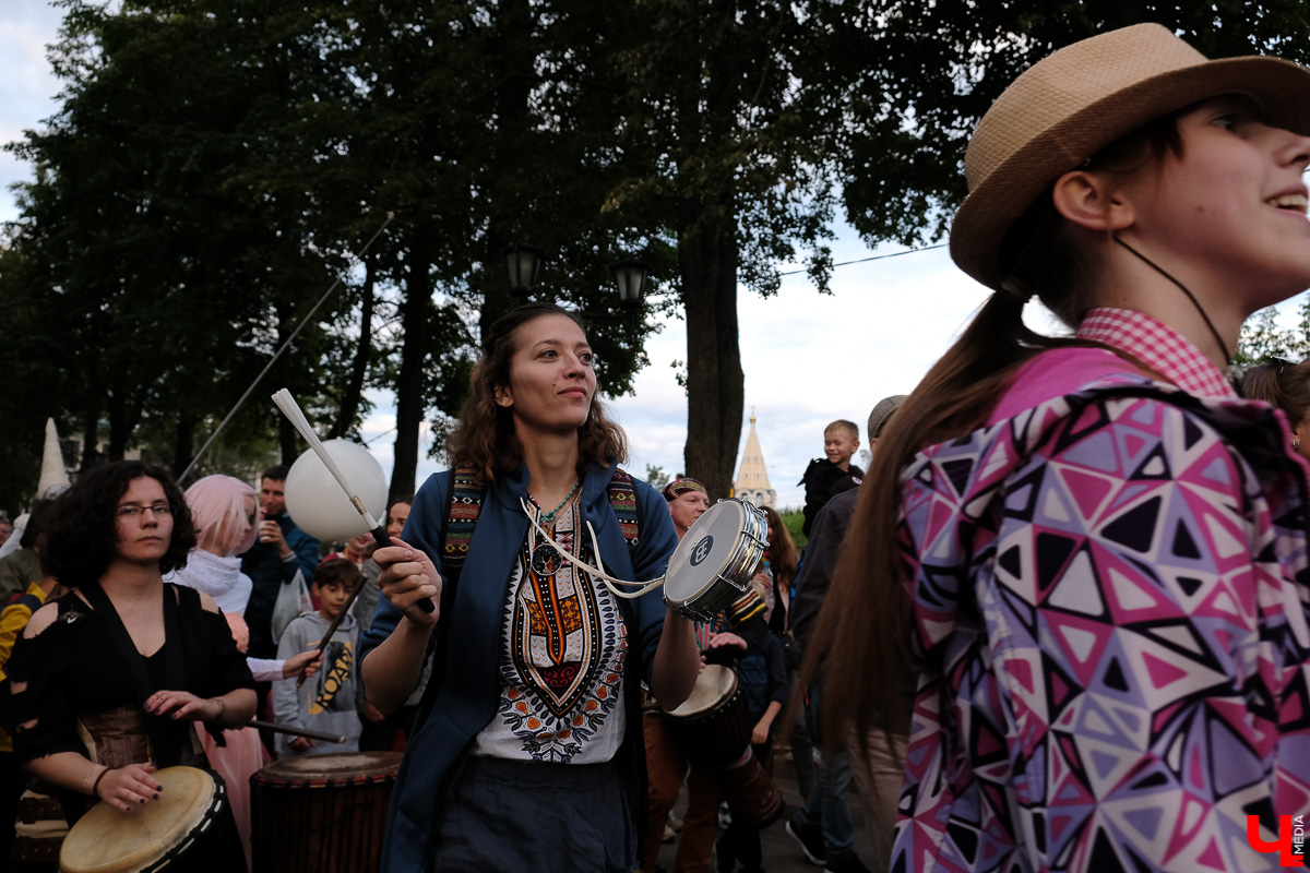 Театралы со всей страны приехали в Суздаль на фестиваль. Целый день они выступали перед зрителями, а вечером устроили карнавальное шествие
