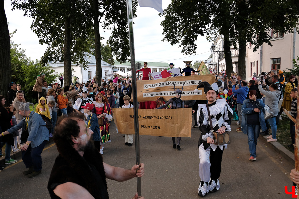 Театралы со всей страны приехали в Суздаль на фестиваль. Целый день они выступали перед зрителями, а вечером устроили карнавальное шествие