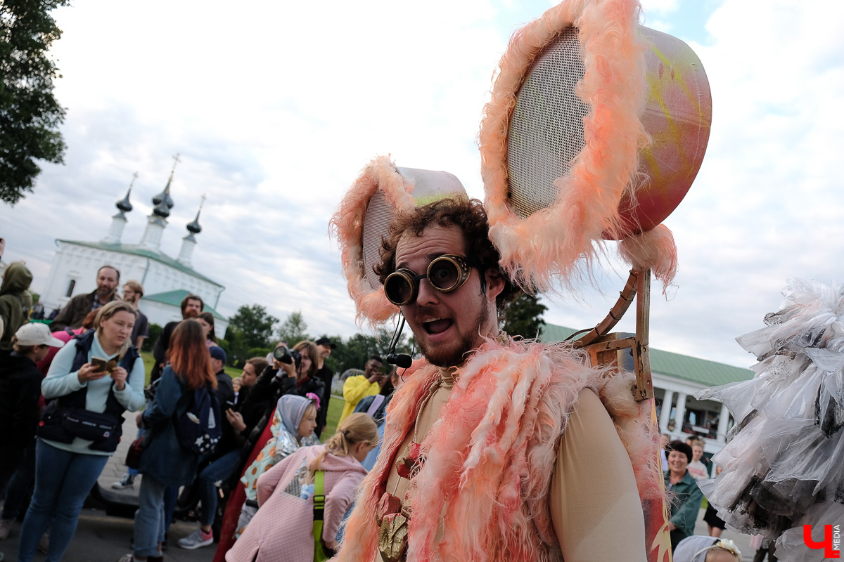 Театралы со всей страны приехали в Суздаль на фестиваль. Целый день они выступали перед зрителями, а вечером устроили карнавальное шествие