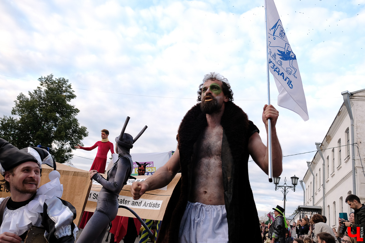 Театралы со всей страны приехали в Суздаль на фестиваль. Целый день они выступали перед зрителями, а вечером устроили карнавальное шествие