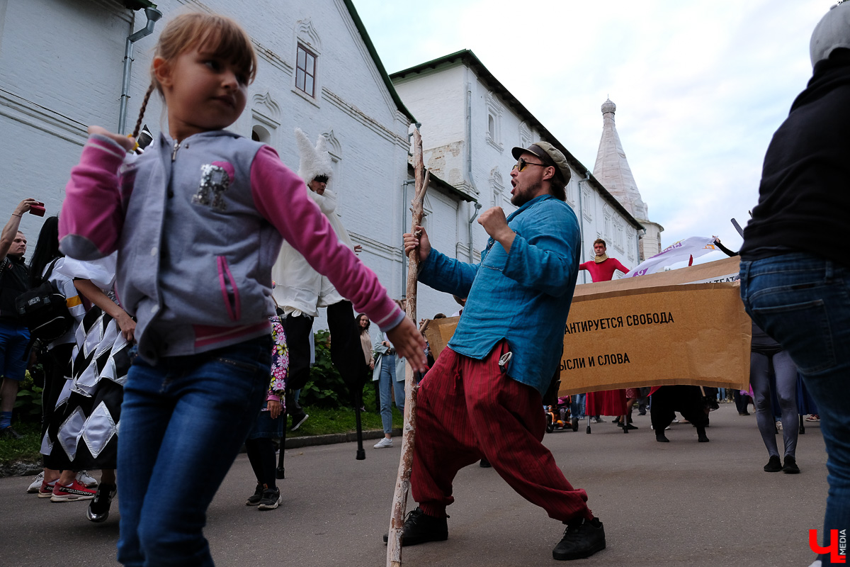 Театралы со всей страны приехали в Суздаль на фестиваль. Целый день они выступали перед зрителями, а вечером устроили карнавальное шествие