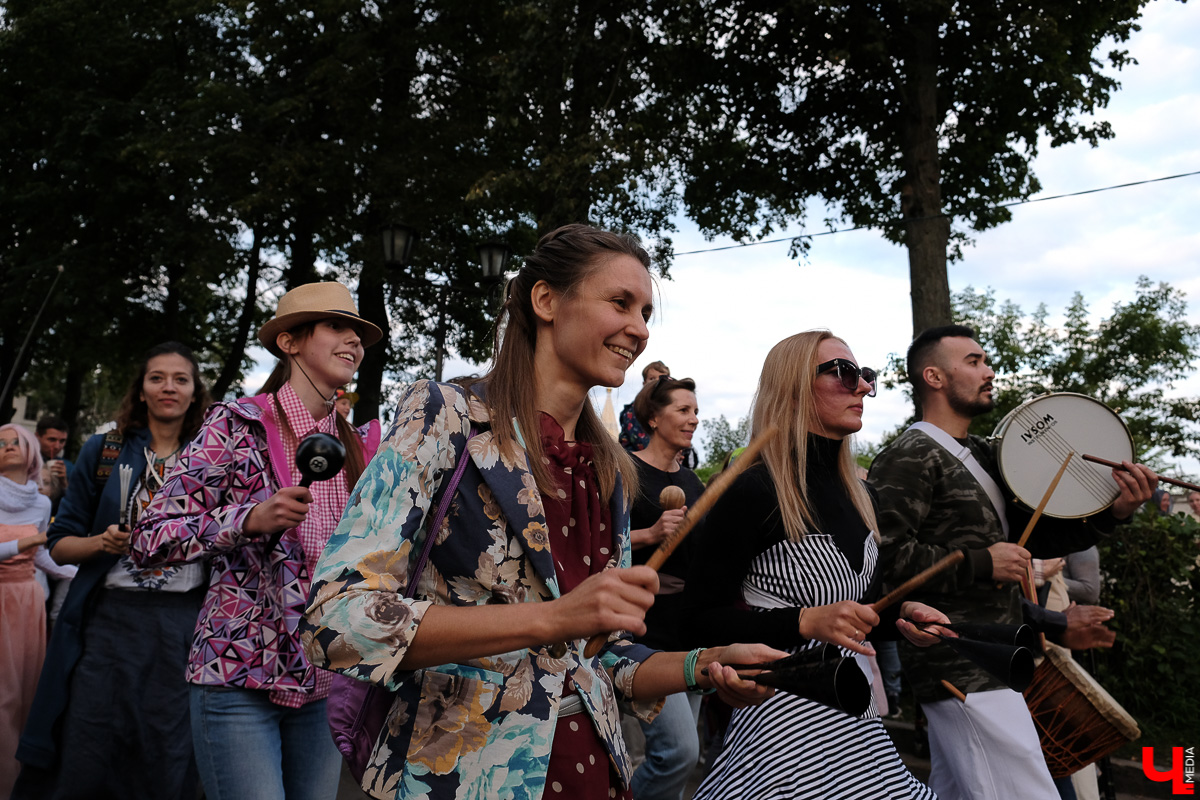 Театралы со всей страны приехали в Суздаль на фестиваль. Целый день они выступали перед зрителями, а вечером устроили карнавальное шествие