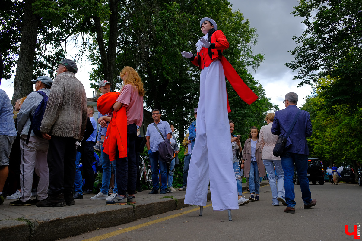 Театралы со всей страны приехали в Суздаль на фестиваль. Целый день они выступали перед зрителями, а вечером устроили карнавальное шествие