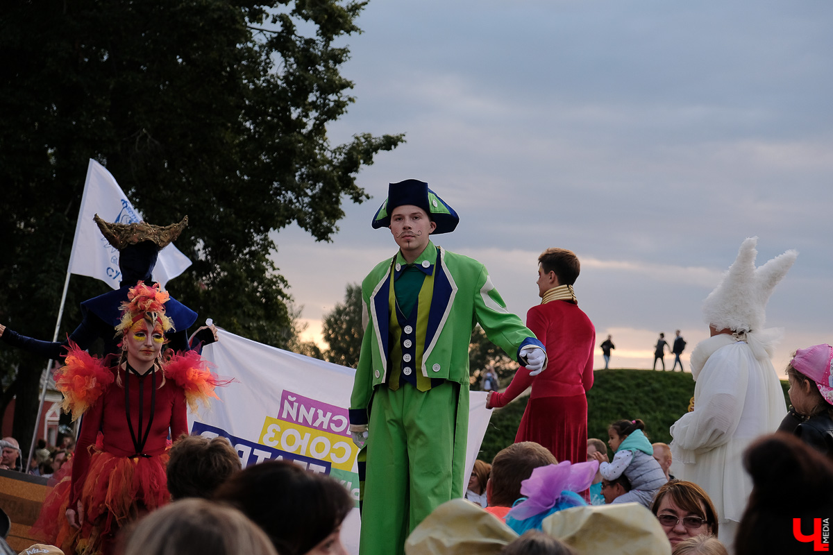 Театралы со всей страны приехали в Суздаль на фестиваль. Целый день они выступали перед зрителями, а вечером устроили карнавальное шествие