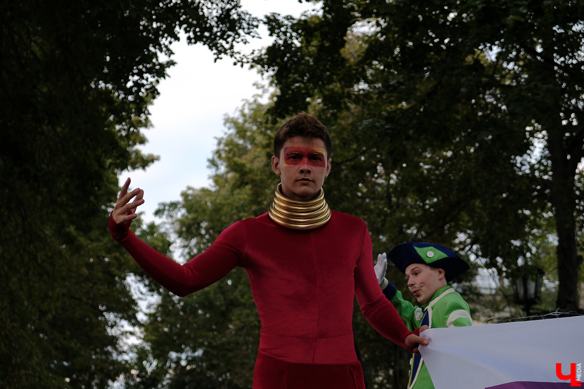 Театралы со всей страны приехали в Суздаль на фестиваль. Целый день они выступали перед зрителями, а вечером устроили карнавальное шествие