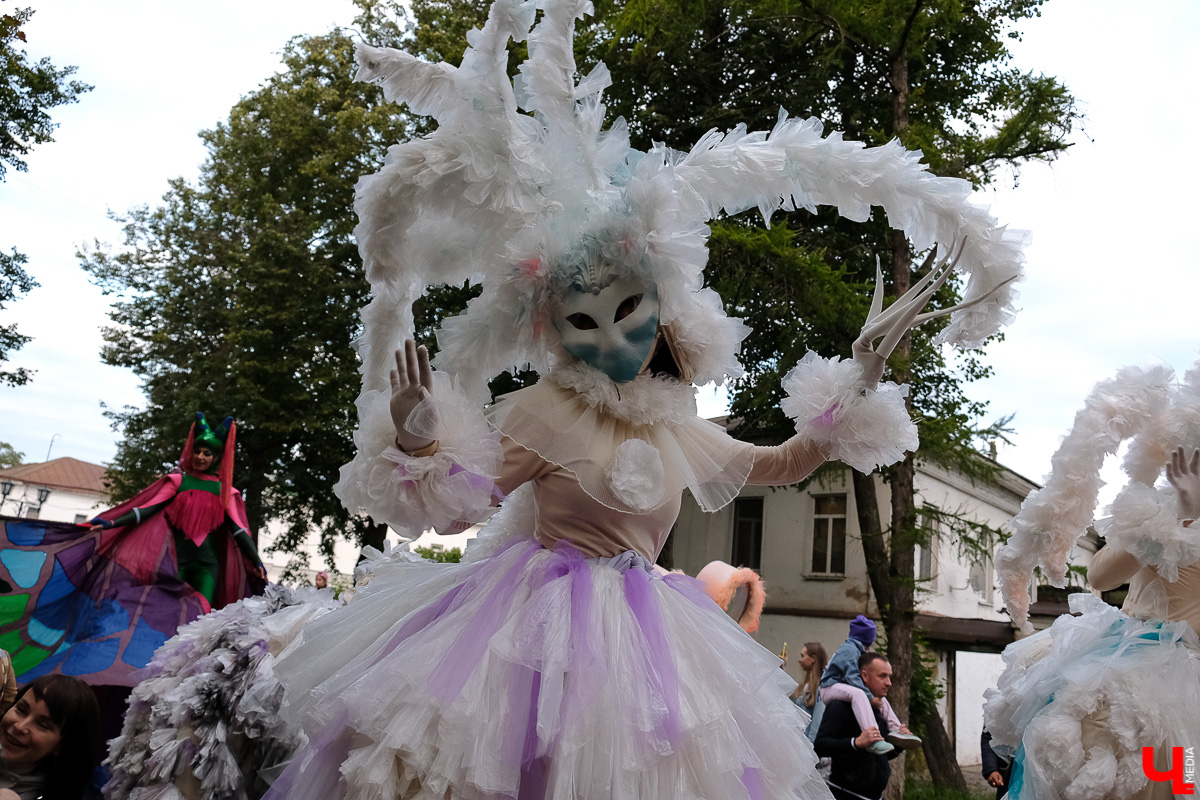 Театралы со всей страны приехали в Суздаль на фестиваль. Целый день они выступали перед зрителями, а вечером устроили карнавальное шествие