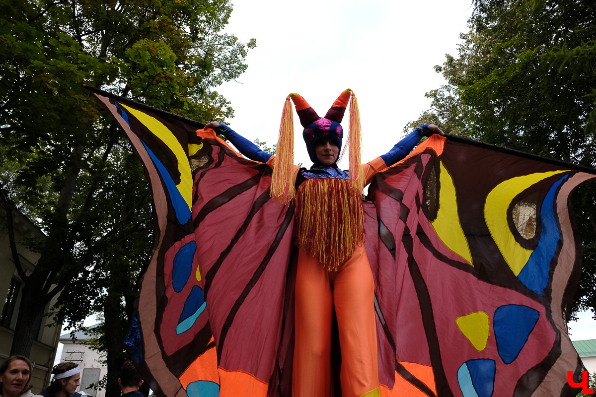 Театралы со всей страны приехали в Суздаль на фестиваль. Целый день они выступали перед зрителями, а вечером устроили карнавальное шествие