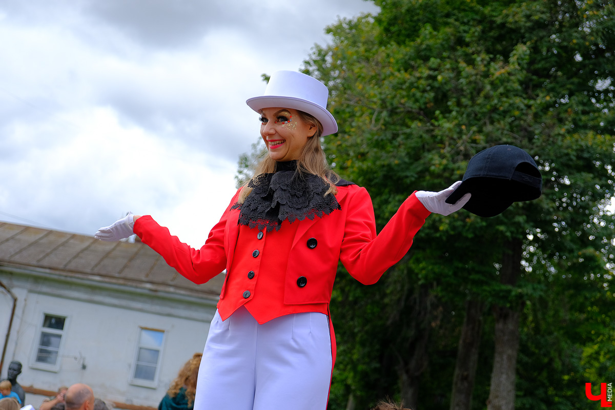 Театралы со всей страны приехали в Суздаль на фестиваль. Целый день они выступали перед зрителями, а вечером устроили карнавальное шествие