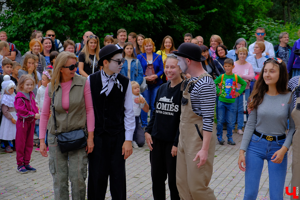 Театралы со всей страны приехали в Суздаль на фестиваль. Целый день они выступали перед зрителями, а вечером устроили карнавальное шествие