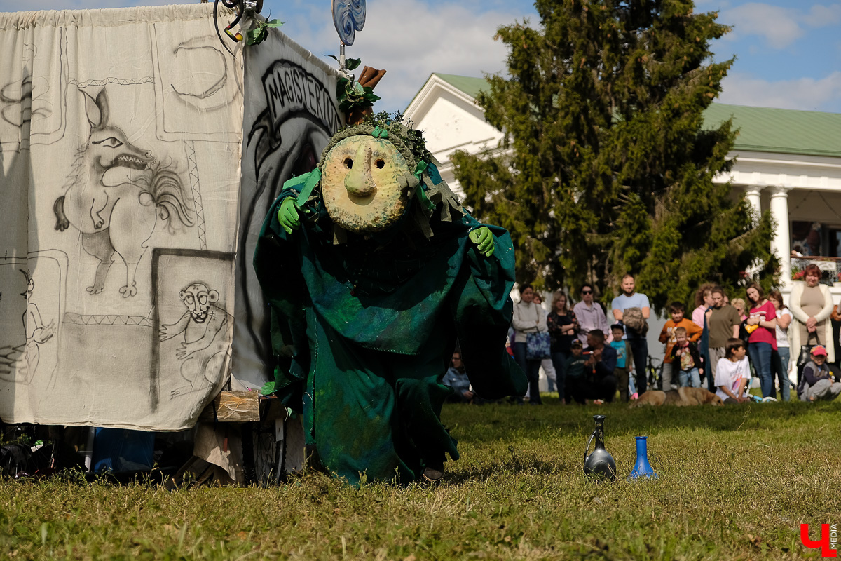 Театралы со всей страны приехали в Суздаль на фестиваль. Целый день они выступали перед зрителями, а вечером устроили карнавальное шествие