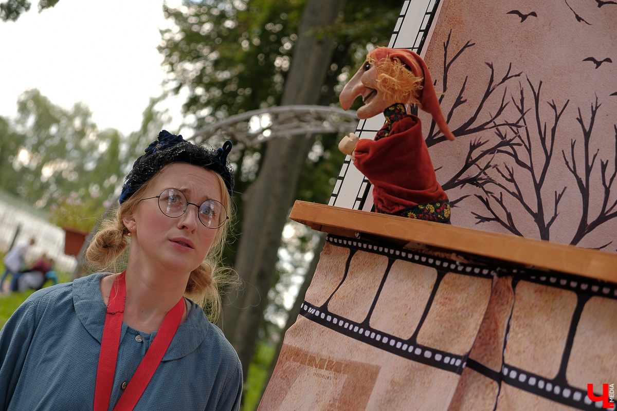 Театралы со всей страны приехали в Суздаль на фестиваль. Целый день они выступали перед зрителями, а вечером устроили карнавальное шествие