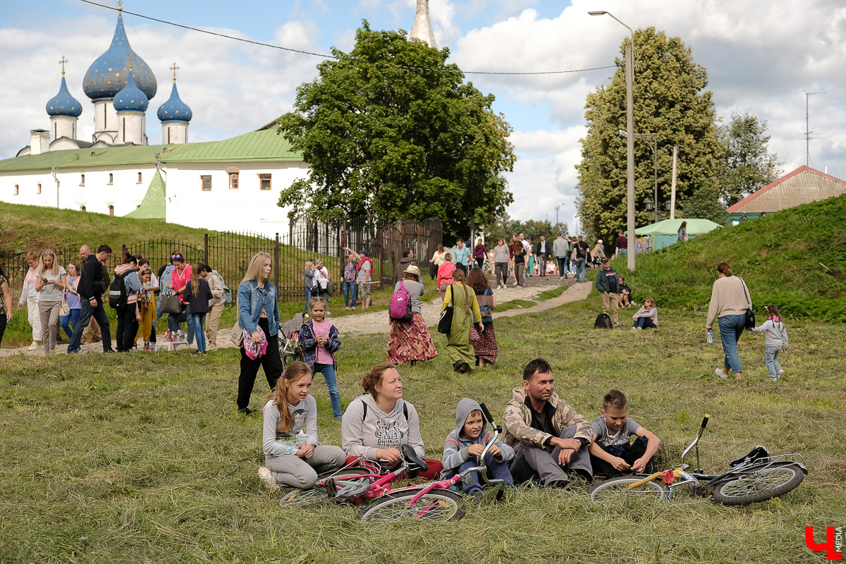 Театралы со всей страны приехали в Суздаль на фестиваль. Целый день они выступали перед зрителями, а вечером устроили карнавальное шествие
