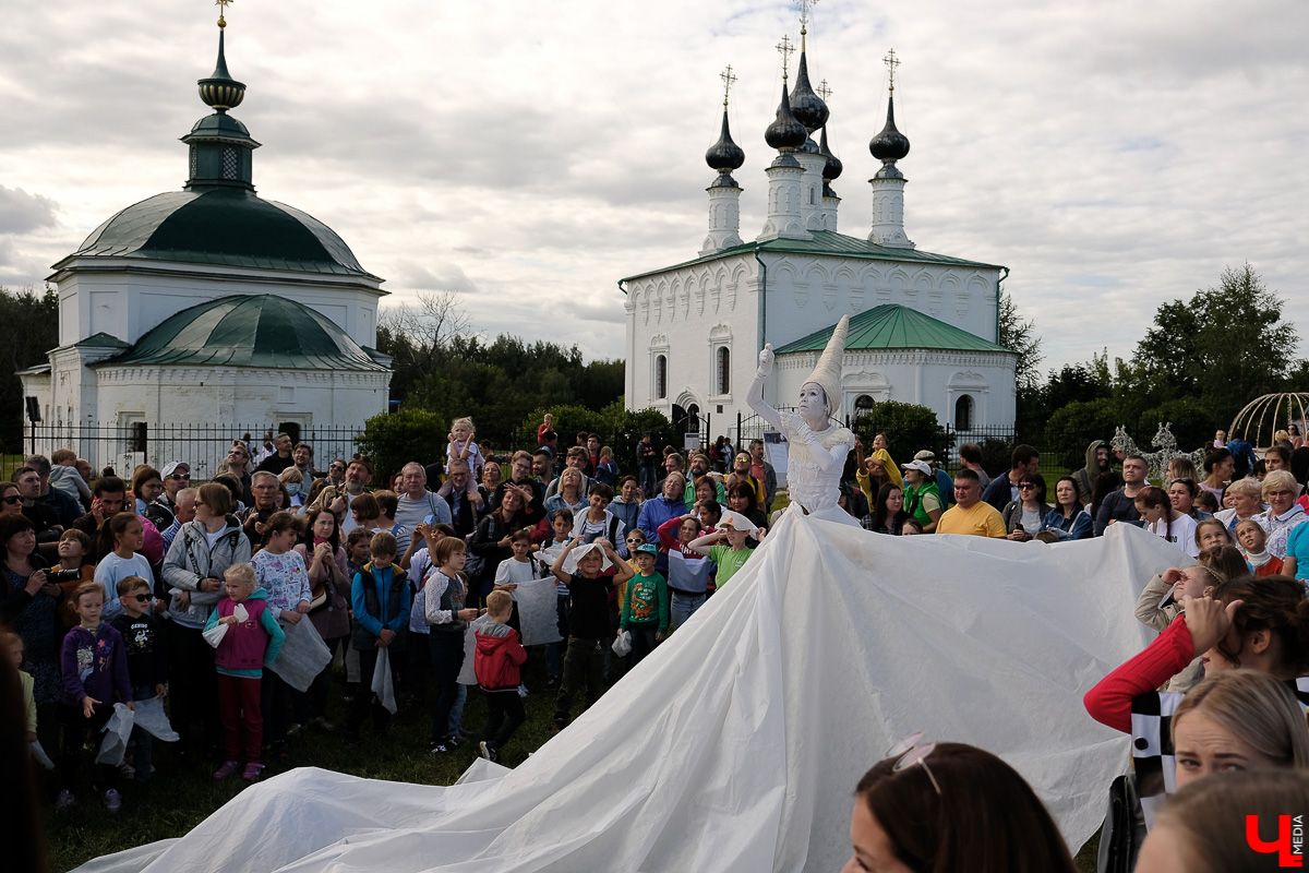 Театралы со всей страны приехали в Суздаль на фестиваль. Целый день они выступали перед зрителями, а вечером устроили карнавальное шествие