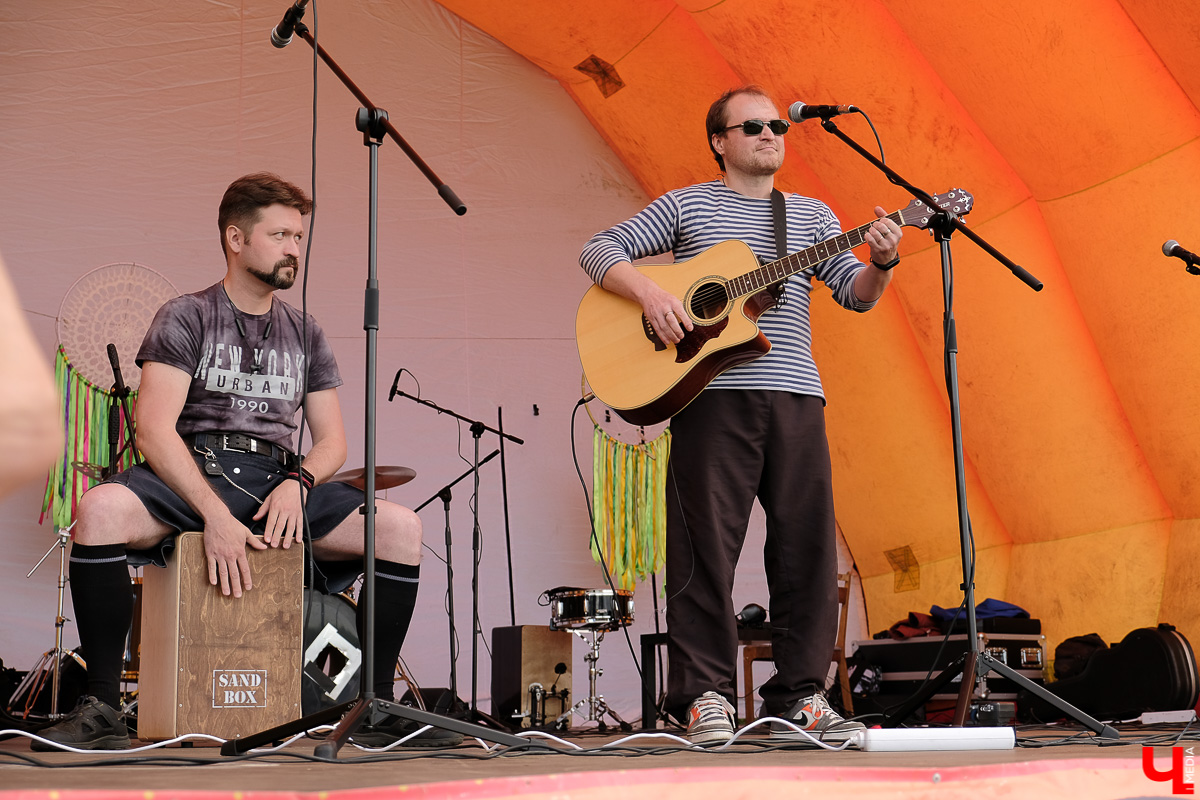 Театралы со всей страны приехали в Суздаль на фестиваль. Целый день они выступали перед зрителями, а вечером устроили карнавальное шествие
