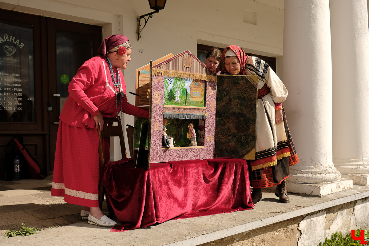 Театралы со всей страны приехали в Суздаль на фестиваль. Целый день они выступали перед зрителями, а вечером устроили карнавальное шествие
