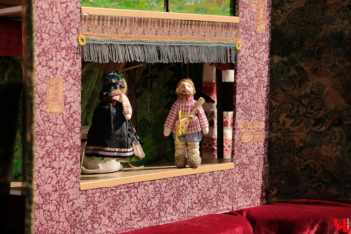 Театралы со всей страны приехали в Суздаль на фестиваль. Целый день они выступали перед зрителями, а вечером устроили карнавальное шествие