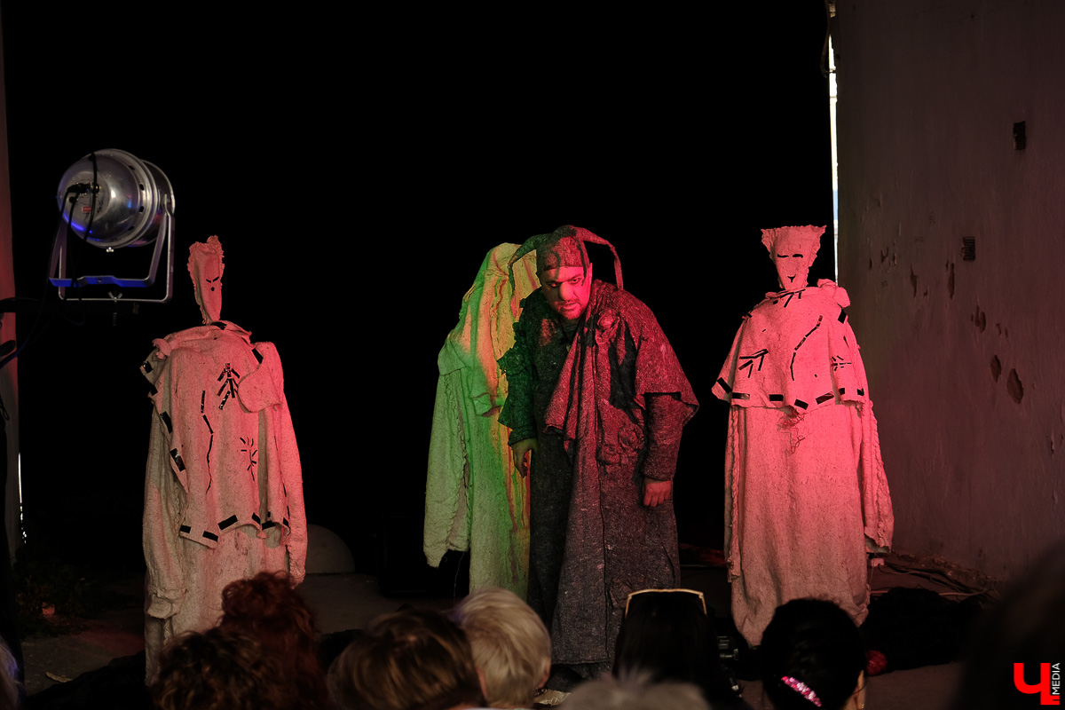 Театралы со всей страны приехали в Суздаль на фестиваль. Целый день они выступали перед зрителями, а вечером устроили карнавальное шествие