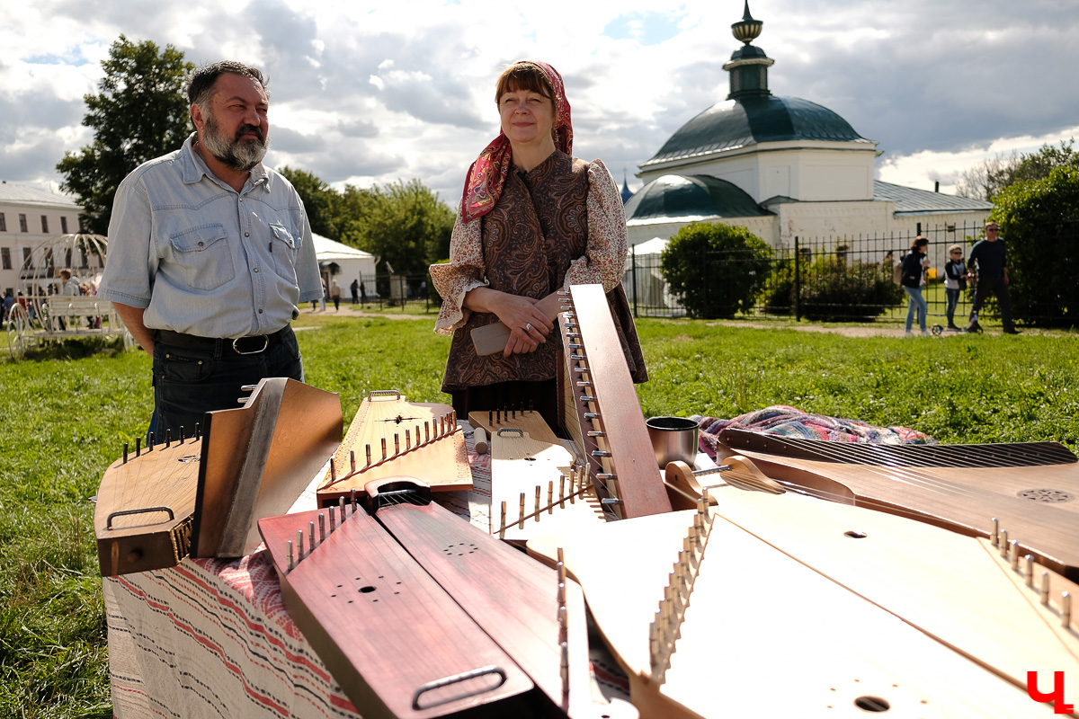 Театралы со всей страны приехали в Суздаль на фестиваль. Целый день они выступали перед зрителями, а вечером устроили карнавальное шествие