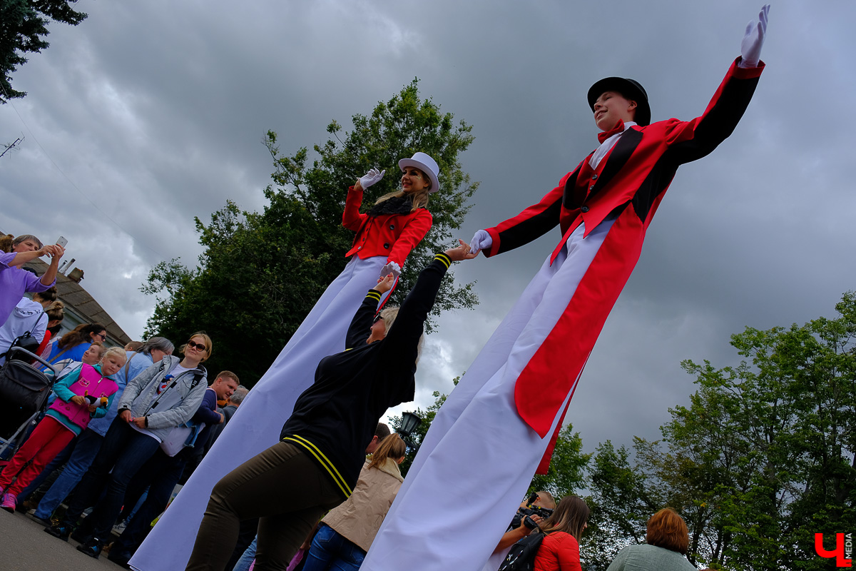 Театралы со всей страны приехали в Суздаль на фестиваль. Целый день они выступали перед зрителями, а вечером устроили карнавальное шествие