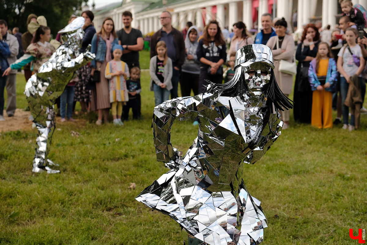 Театралы со всей страны приехали в Суздаль на фестиваль. Целый день они выступали перед зрителями, а вечером устроили карнавальное шествие