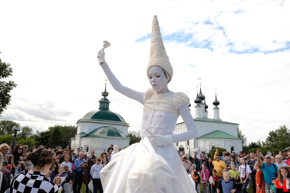 Театралы со всей страны приехали в Суздаль на фестиваль. Целый день они выступали перед зрителями, а вечером устроили карнавальное шествие