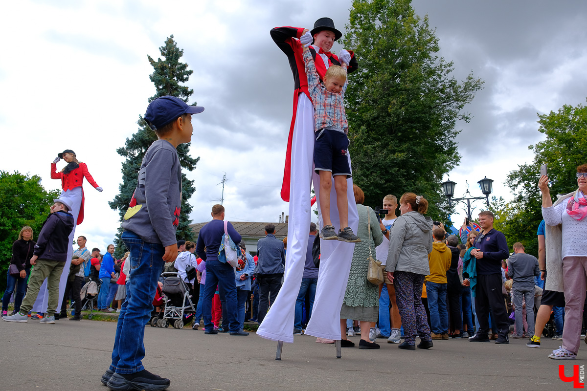 Театралы со всей страны приехали в Суздаль на фестиваль. Целый день они выступали перед зрителями, а вечером устроили карнавальное шествие
