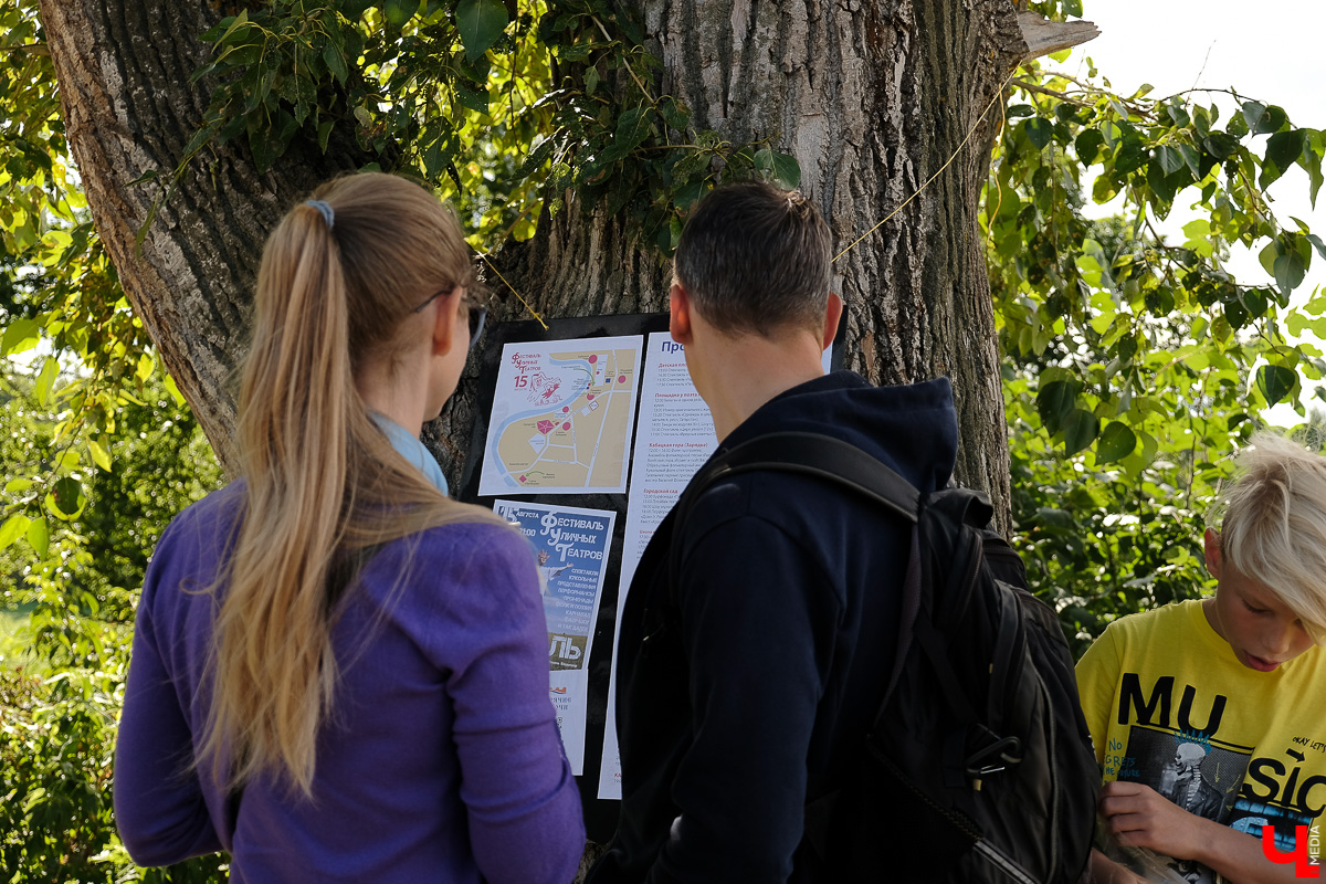 Театралы со всей страны приехали в Суздаль на фестиваль. Целый день они выступали перед зрителями, а вечером устроили карнавальное шествие