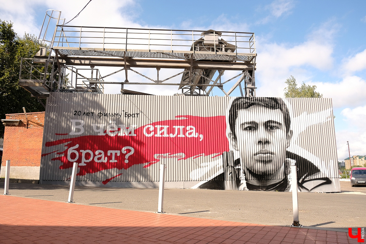 Несколько новых настенных рисунков появилось в нашем городе. Часть из них уже закрасили, но некоторые еще можно увидеть