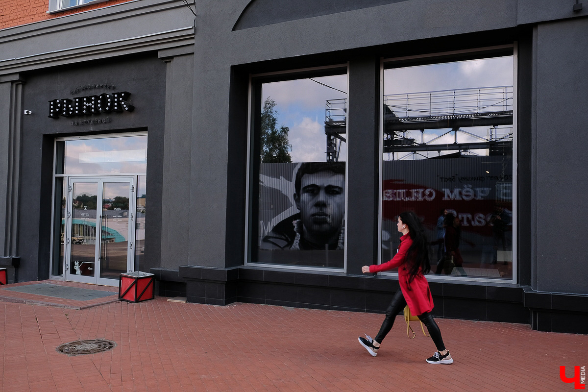 Несколько новых настенных рисунков появилось в нашем городе. Часть из них уже закрасили, но некоторые еще можно увидеть