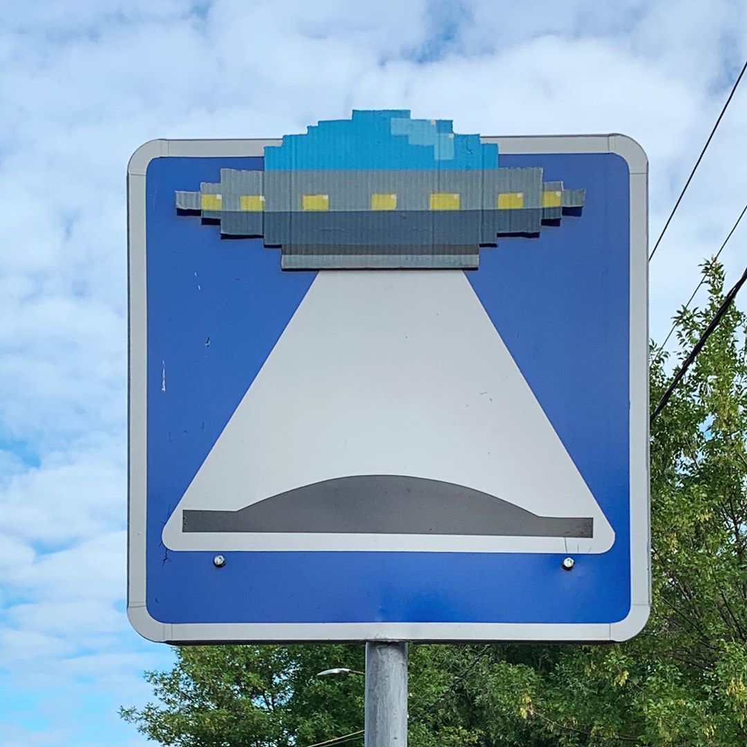 Несколько новых настенных рисунков появилось в нашем городе. Часть из них уже закрасили, но некоторые еще можно увидеть