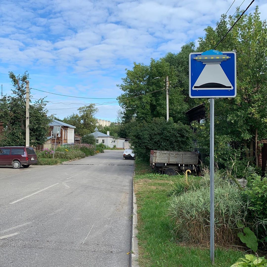 Несколько новых настенных рисунков появилось в нашем городе. Часть из них уже закрасили, но некоторые еще можно увидеть