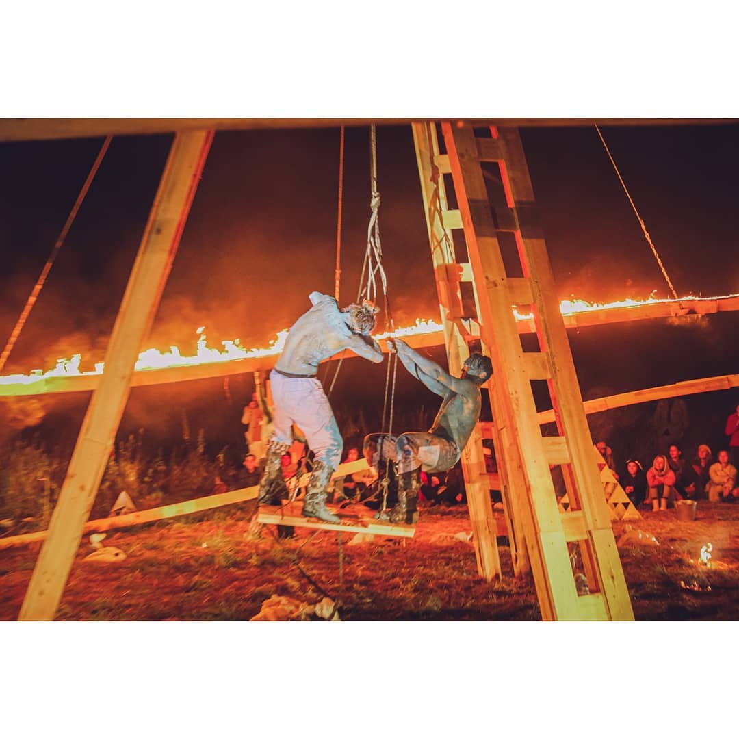 Духовные песнопения, экспериментальные спектакли, запуск тетраэдрического воздушного змея — это далеко не все, чем удивляла творческая лаборатория «Человек Мира» в 2020-м году